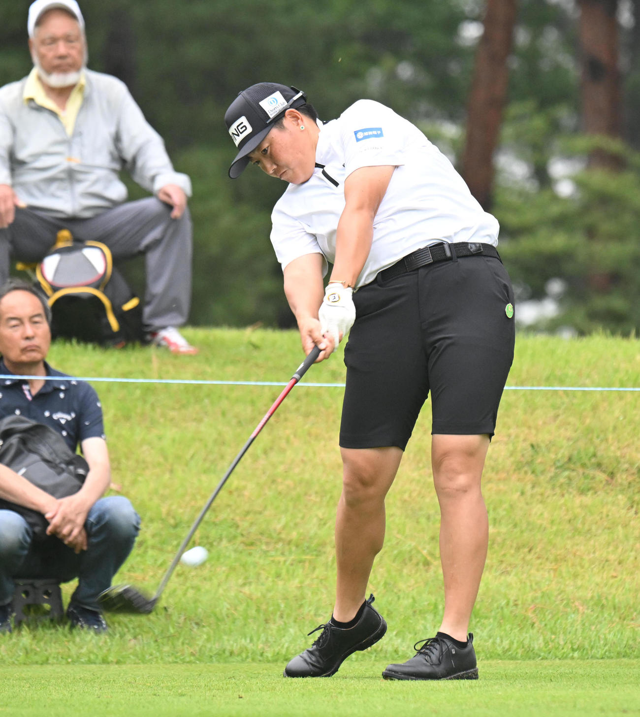 2番、ティーショットを打つ工藤遥加（撮影・和賀正仁）