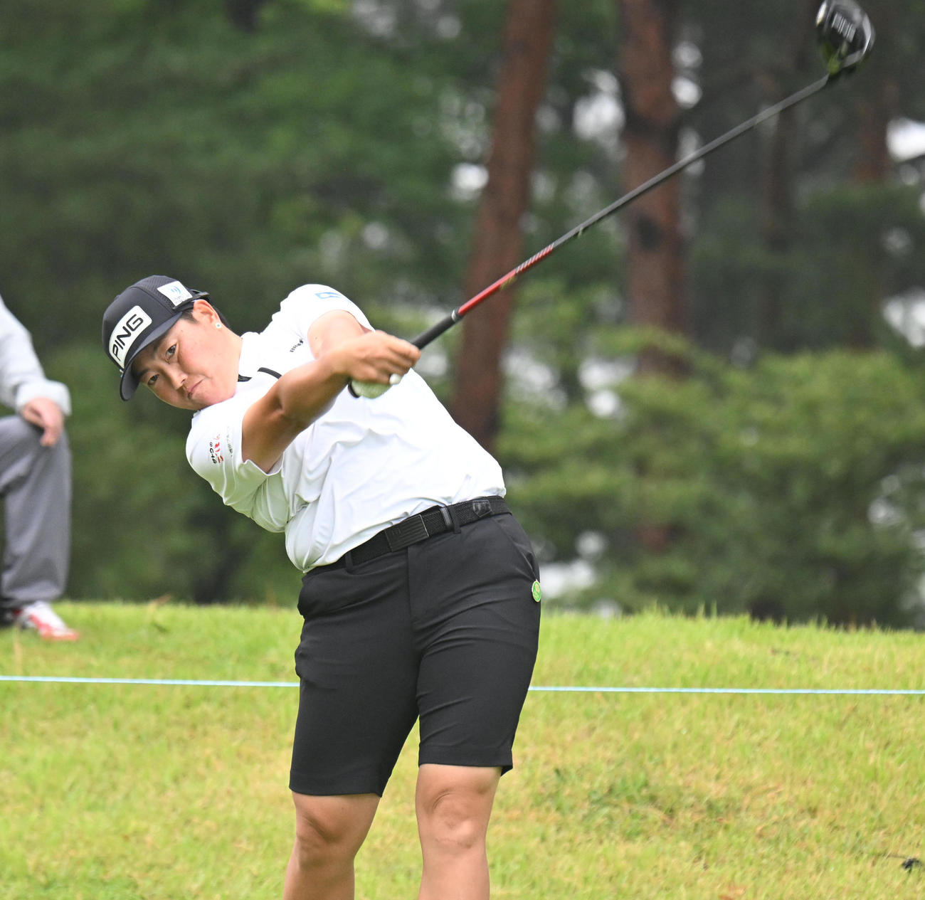 2番、ティーショットを打つ工藤遥加（撮影・和賀正仁）