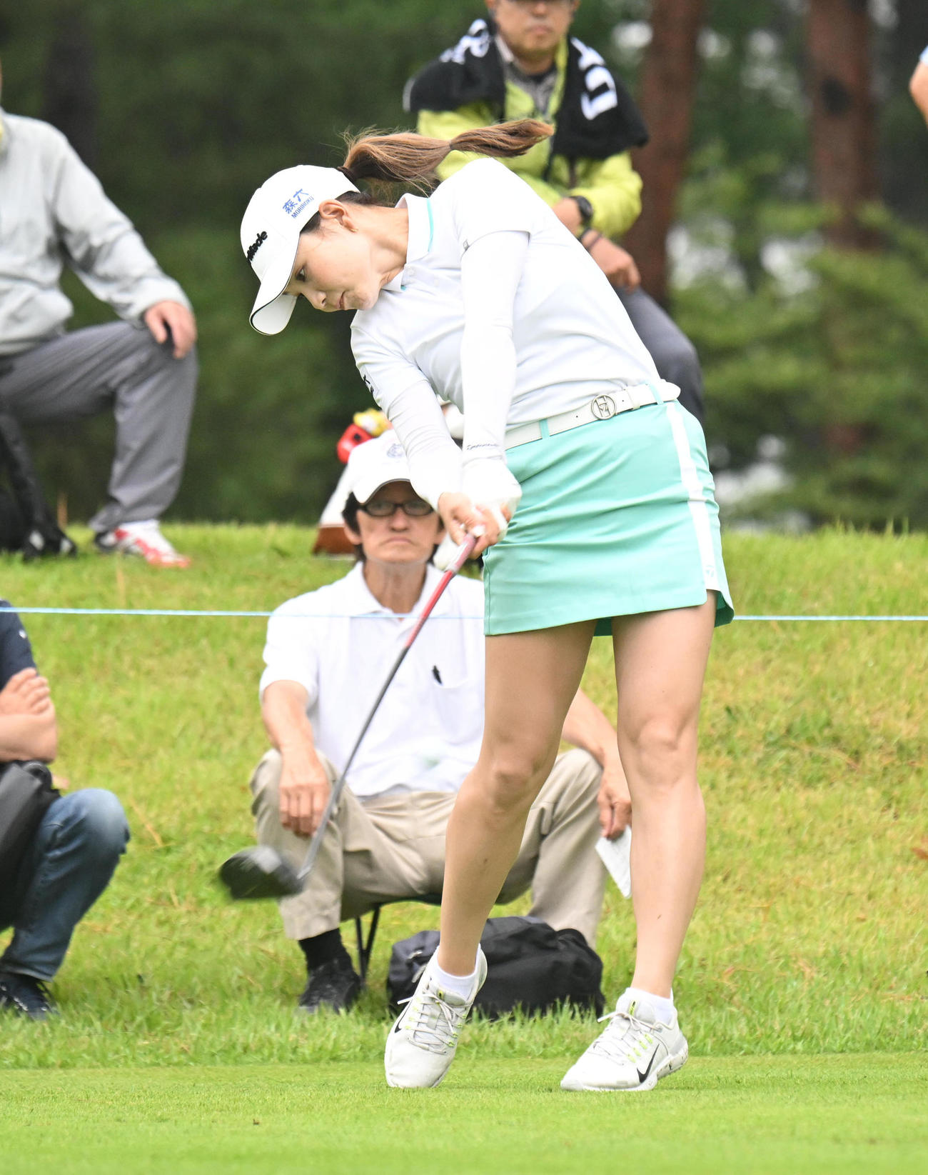 2番、ティーショットを打つ山路晶（撮影・和賀正仁）