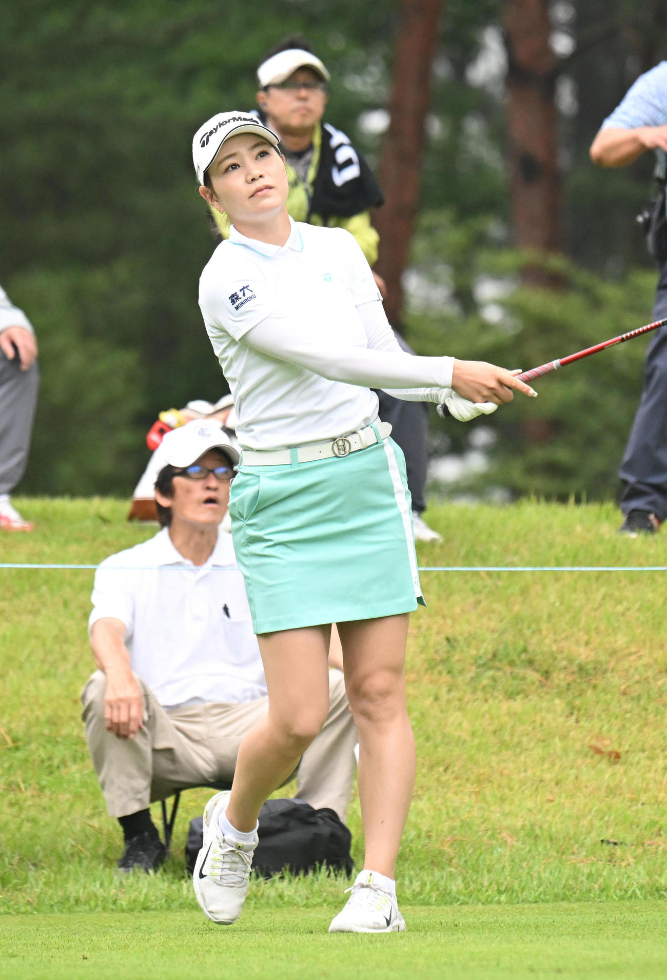 2番、ティーショットを打つ山路晶（撮影・和賀正仁）