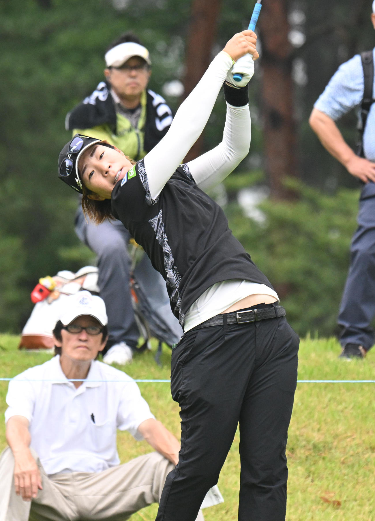 2番、ティーショットを打つ穴井詩（撮影・和賀正仁）