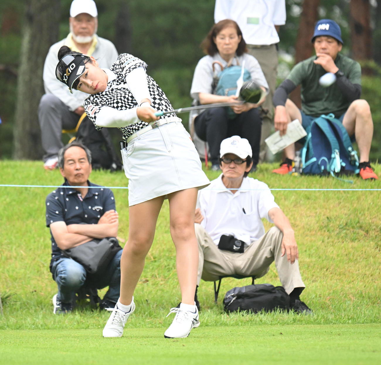 2番、ティーショットを打つ菅沼菜々（撮影・和賀正仁）