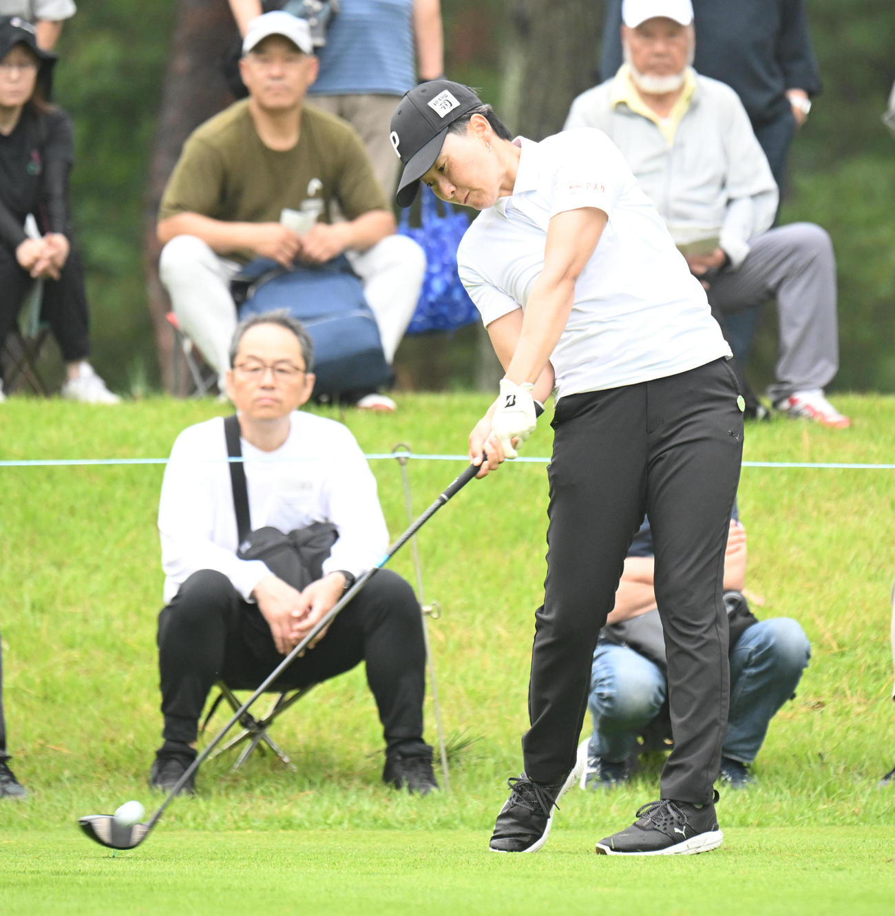 2番、ティーショットを打つ沖せいら（撮影・和賀正仁）