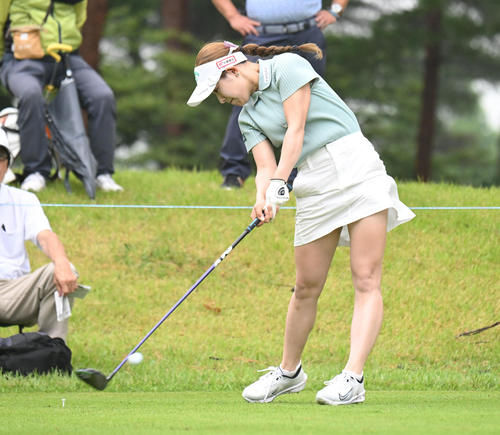 2番、ティーショットを打つ吉田鈴（撮影・和賀正仁）