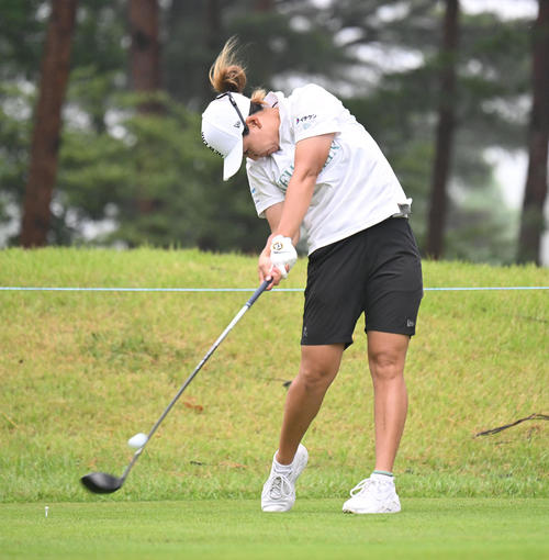 2番、ティーショットを打つ山城奈々（撮影・和賀正仁）