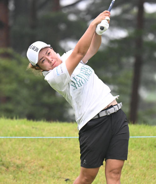 2番、ティーショットを打つ山城奈々（撮影・和賀正仁）