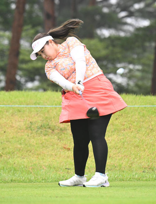 2番、ティーショットを打つ小林光希（撮影・和賀正仁）