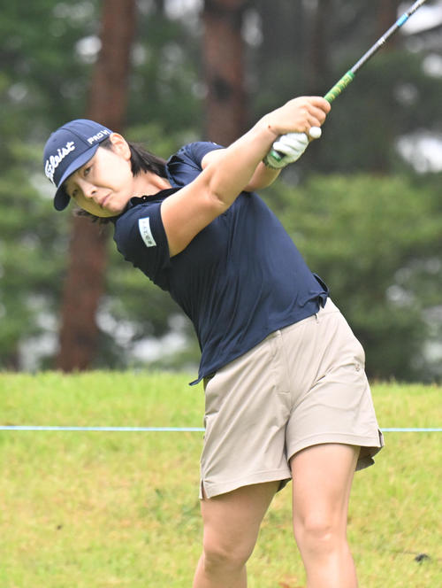 2番、ティーショットを打つイ・ミニョン（撮影・和賀正仁）