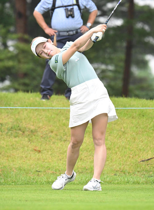 2番、ティーショットを打つ吉田鈴（撮影・和賀正仁）