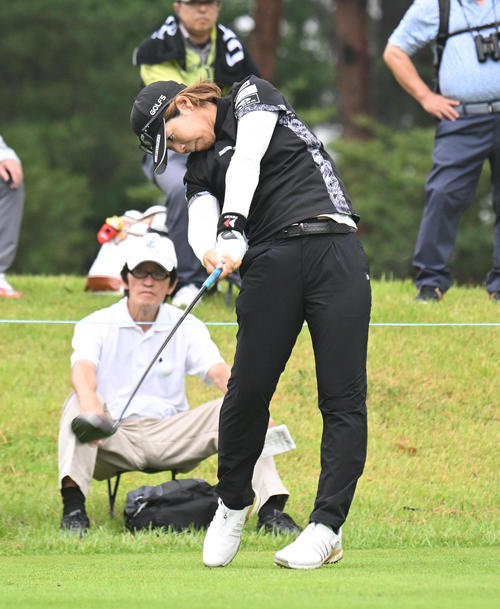 2番、ティーショットを打つ穴井詩（撮影・和賀正仁）