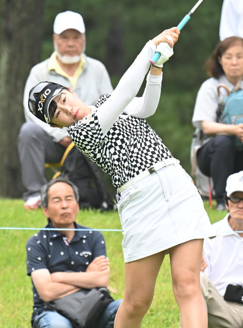 2番、ティーショットを打つ菅沼菜々（撮影・和賀正仁）