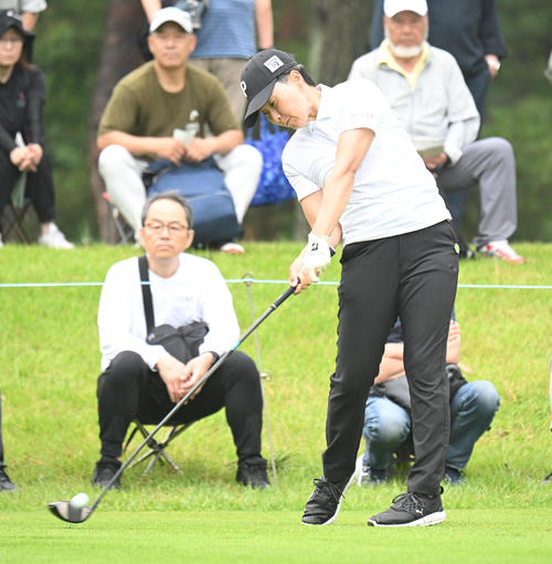 2番、ティーショットを打つ沖せいら（撮影・和賀正仁）