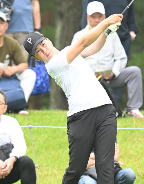 2番、ティーショットを打つ沖せいら（撮影・和賀正仁）