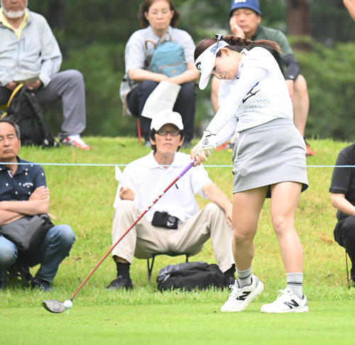 2番、ティーショットを打つ政田夢乃（撮影・和賀正仁）