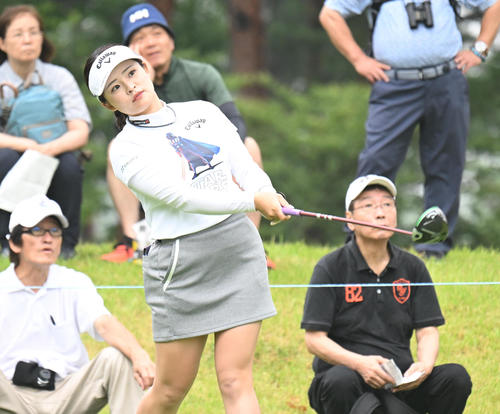 2番、ティーショットを打つ政田夢乃（撮影・和賀正仁）