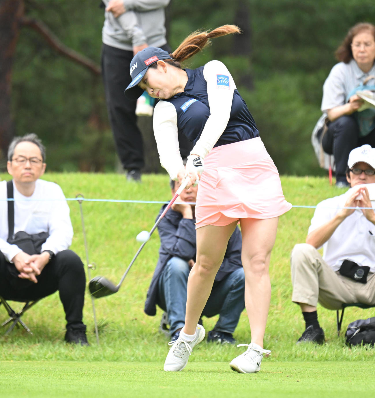 2番、ティーショットを打つ内田ことこ（撮影・和賀正仁）