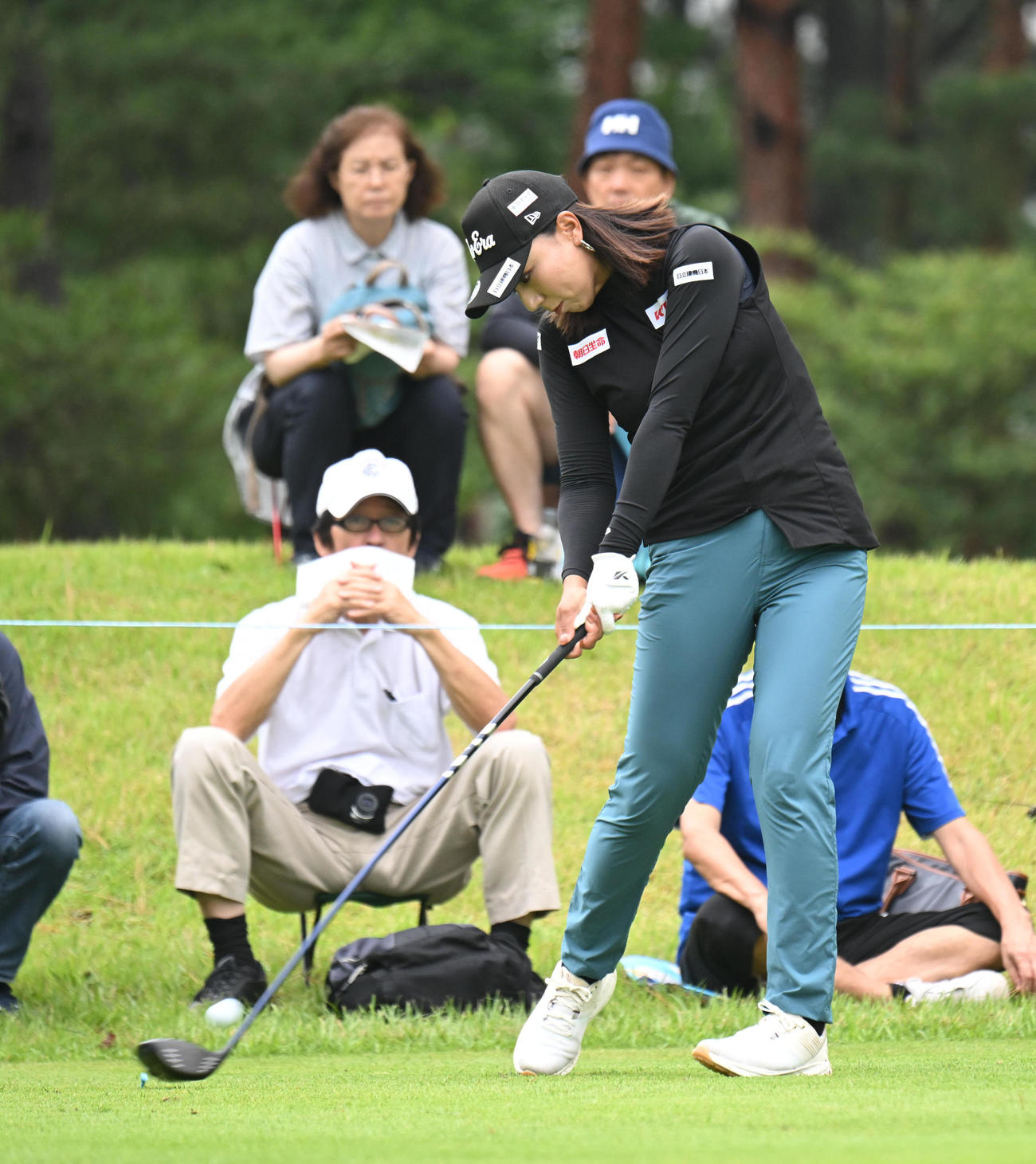 2番、ティーショットを打つ宮田成華（撮影・和賀正仁）
