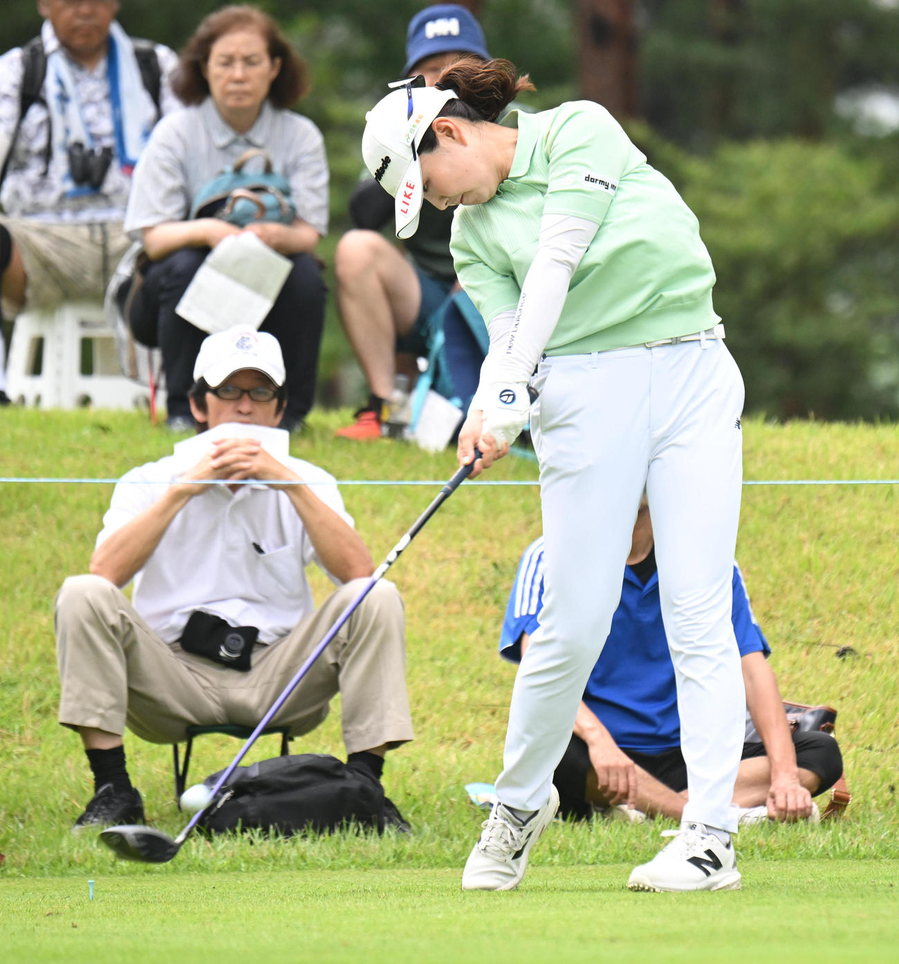 2番、ティーショットを打つ山内日菜子（撮影・和賀正仁）