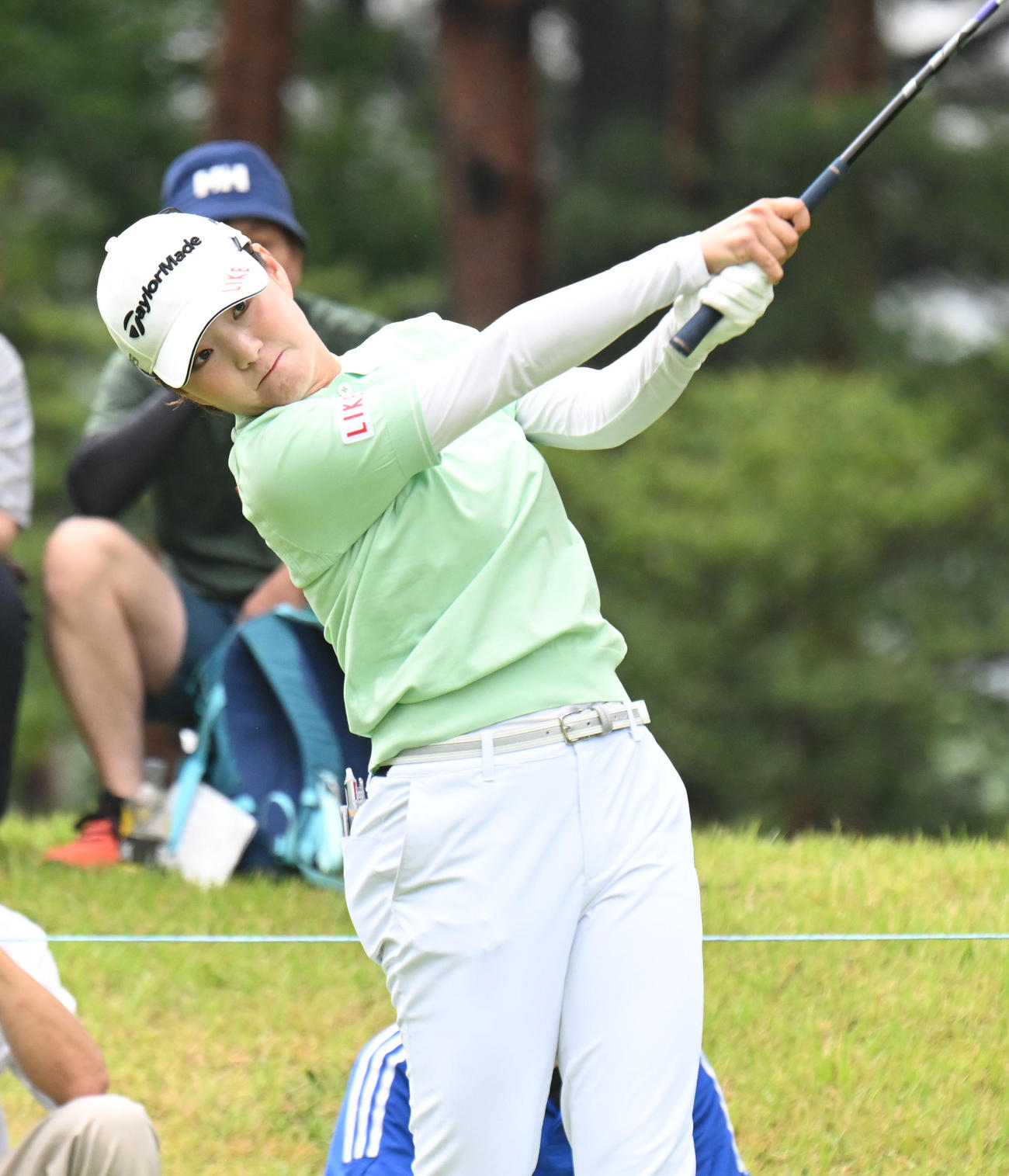2番、ティーショットを打つ山内日菜子（撮影・和賀正仁）