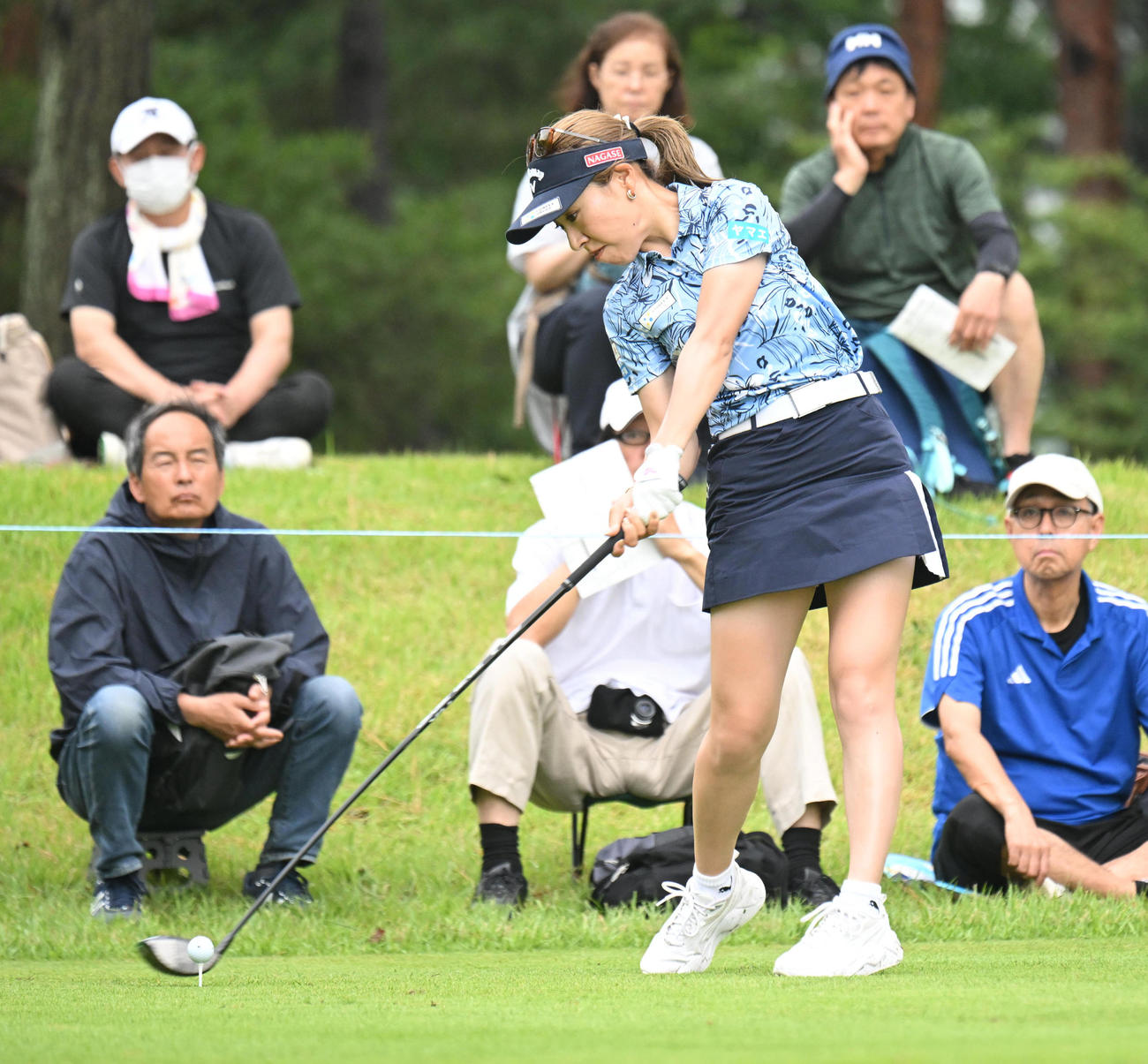 2番、ティーショットを打つ木村彩子（撮影・和賀正仁）
