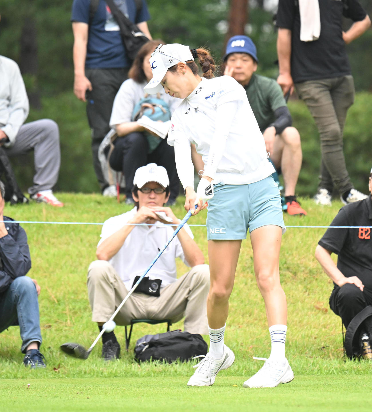 2番、ティーショットを打つ安田祐香（撮影・和賀正仁）