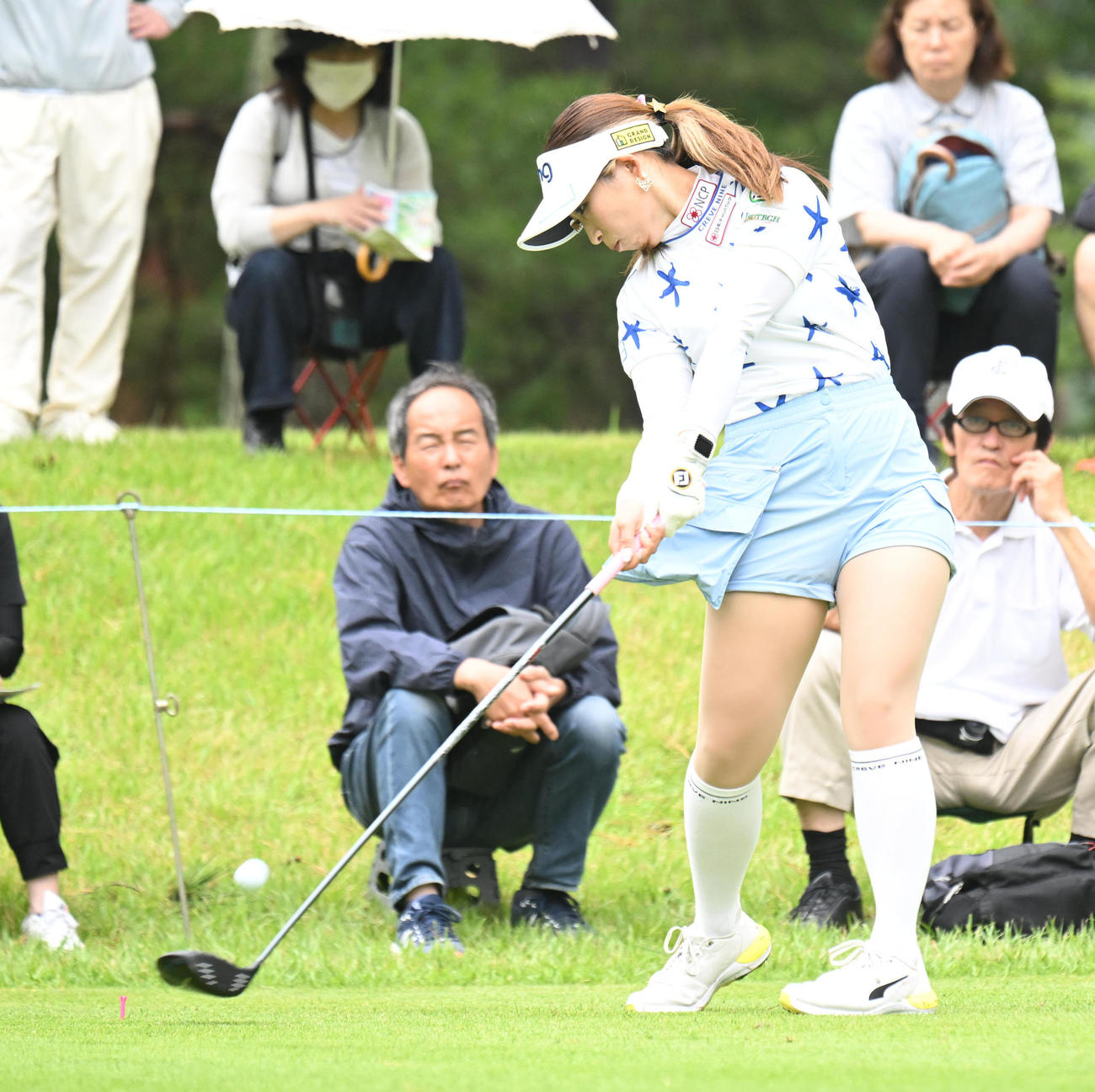 2番、ティーショットを打つ大出瑞月（撮影・和賀正仁）