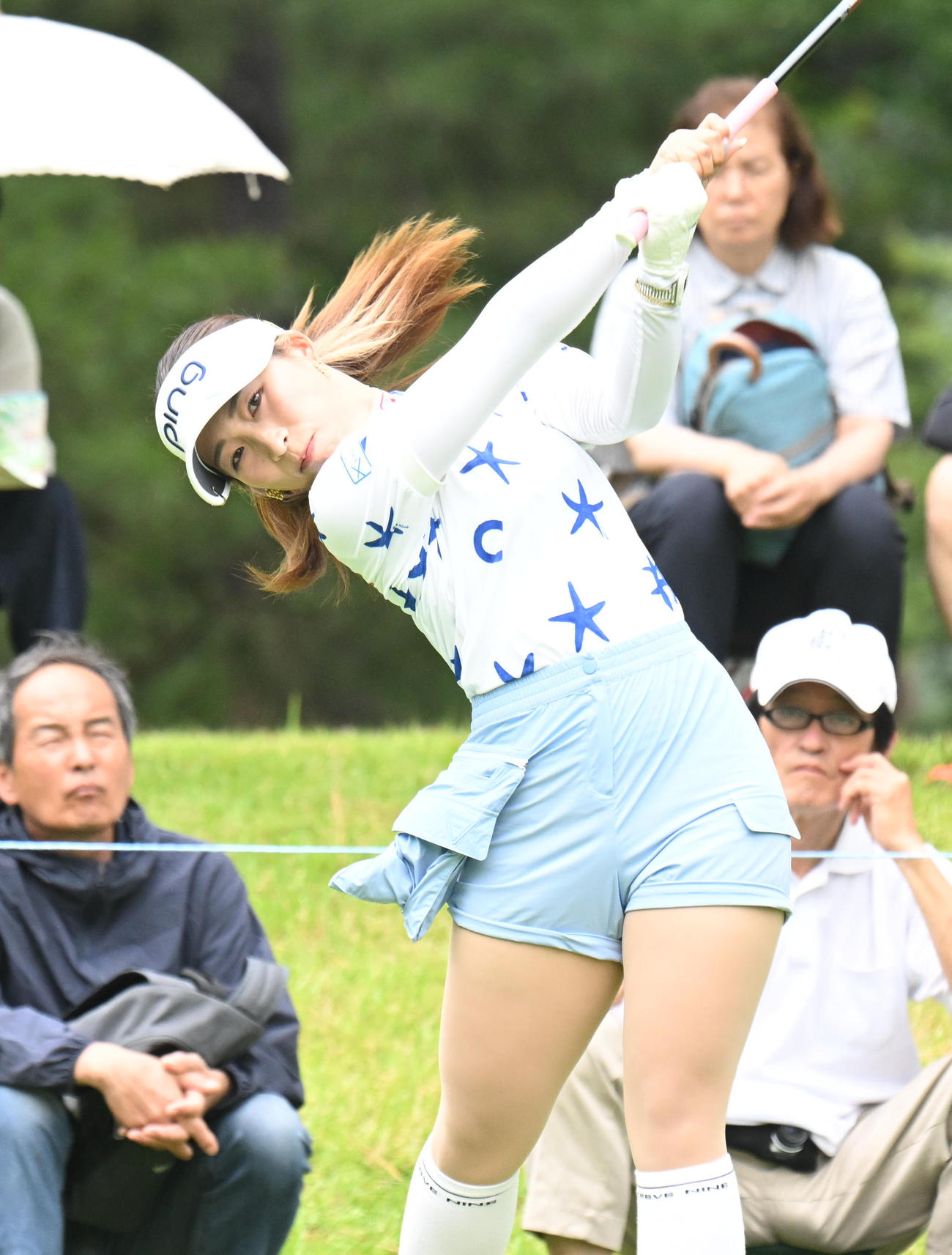 2番、ティーショットを打つ大出瑞月（撮影・和賀正仁）