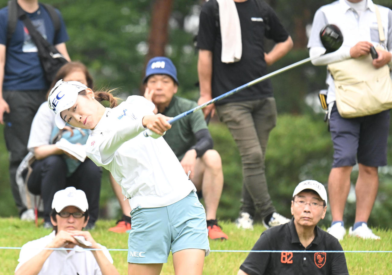 2番、ティーショットを打つ安田祐香（撮影・和賀正仁）