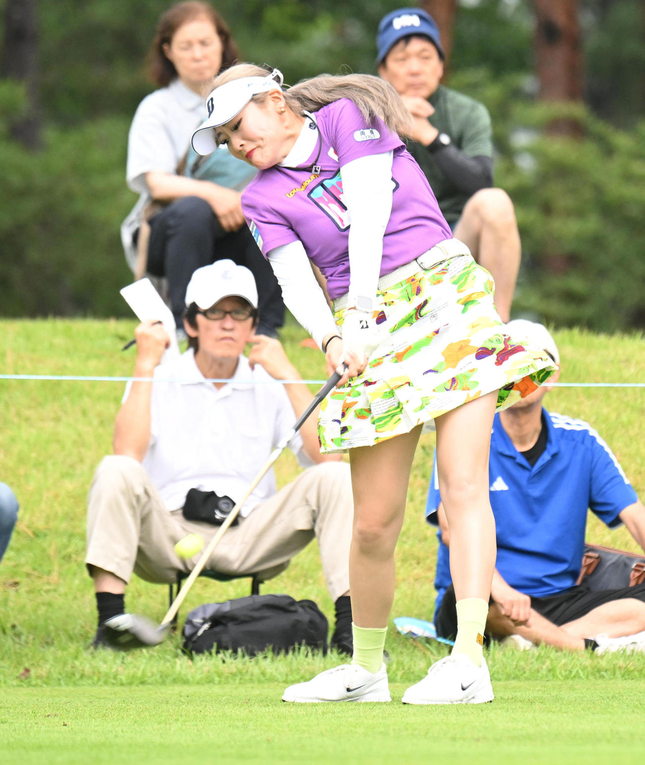 2番、ティーショットを打つ桑木志帆（撮影・和賀正仁）