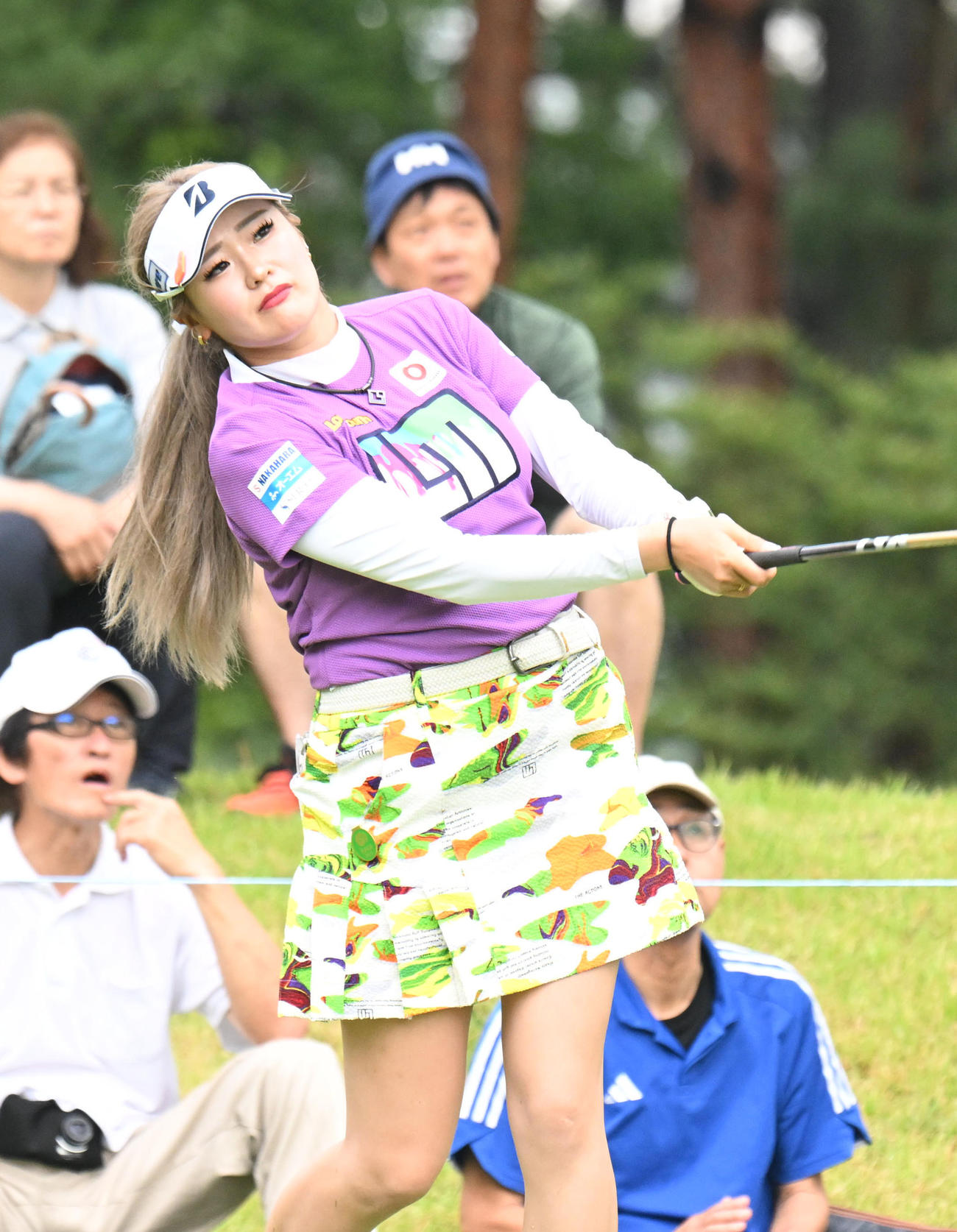 2番、ティーショットを打つ桑木志帆（撮影・和賀正仁）