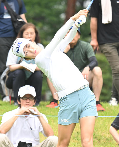 2番、ティーショットを打つ安田祐香（撮影・和賀正仁）