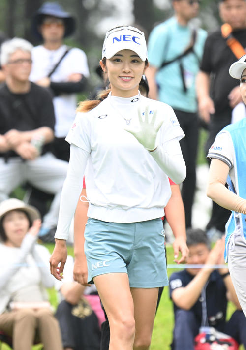 2番、ティーショット後、笑顔で歩く安田祐香（撮影・和賀正仁）