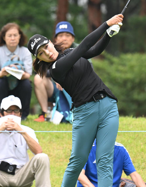 2番、ティーショットを打つ宮田成華（撮影・和賀正仁）