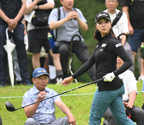 2番、ティーショットを打つ宮田成華（撮影・和賀正仁）