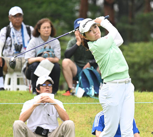 2番、ティーショットを打つ山内日菜子（撮影・和賀正仁）