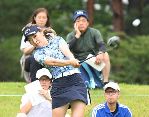 2番、ティーショットを打つ木村彩子（撮影・和賀正仁）