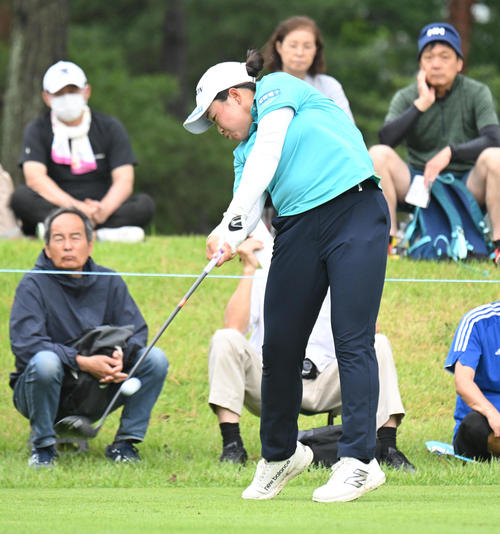 2番、ティーショットを打つ入谷響（撮影・和賀正仁）