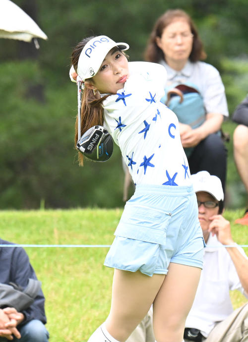 2番、ティーショットを打つ大出瑞月（撮影・和賀正仁）