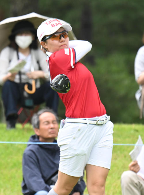 2番、ティーショットを打つサイ・ペイイン（撮影・和賀正仁）