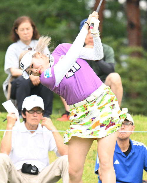 2番、ティーショットを打つ桑木志帆（撮影・和賀正仁）