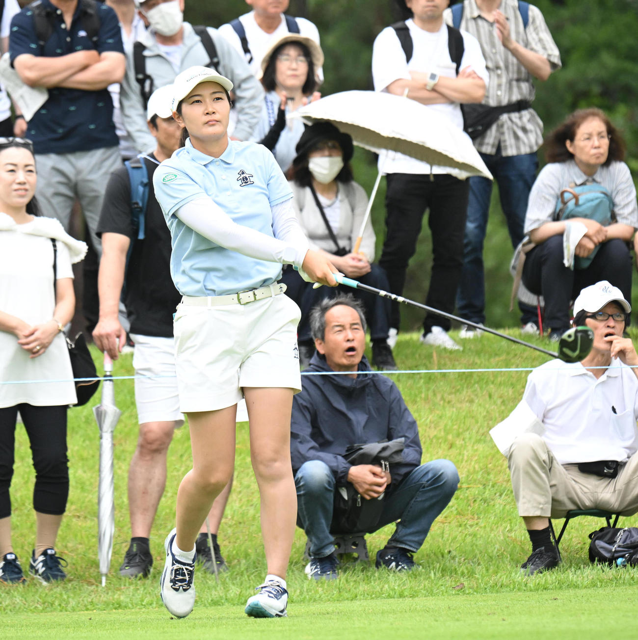 2番、ティーショットを打つ神谷そら（撮影・和賀正仁）