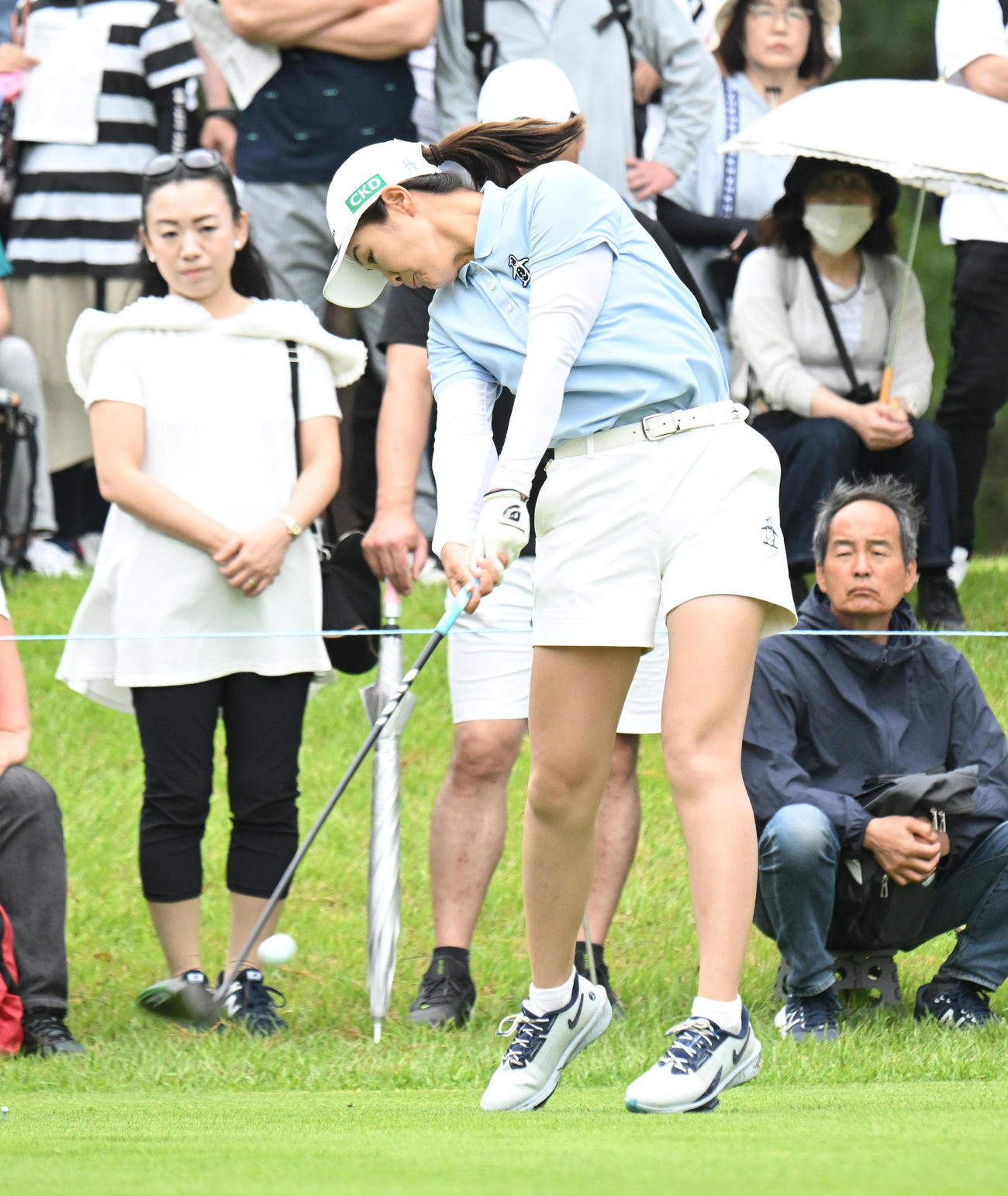 2番、ティーショットを打つ神谷そら（撮影・和賀正仁）