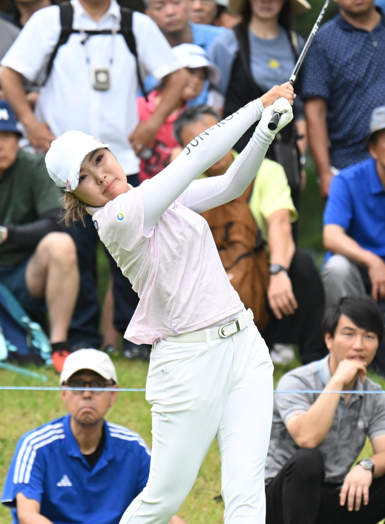 2番、ティーショットを打つ高橋彩華（撮影・和賀正仁）