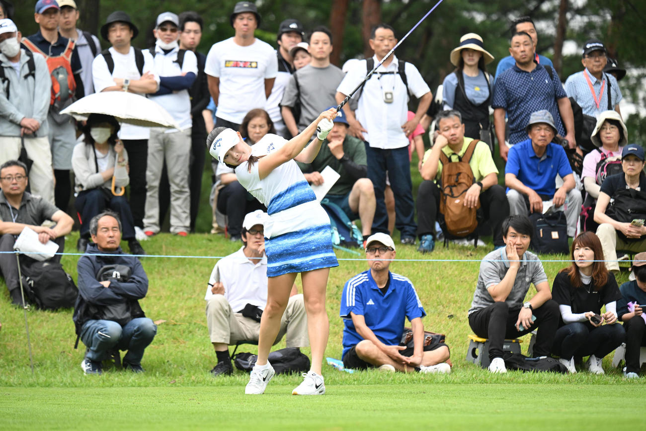 2番、ティーショットを打つ河本結（撮影・和賀正仁）