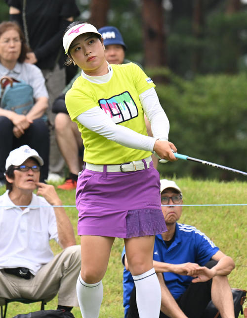 2番、ティーショットを打つ仲村果乃（撮影・和賀正仁）