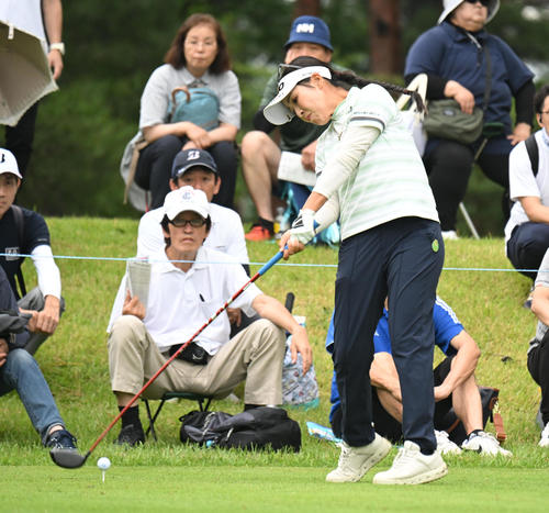 2番、ティーショットを打つ青木瀬令奈（撮影・和賀正仁）