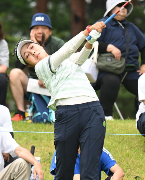 2番、ティーショットを打つ青木瀬令奈（撮影・和賀正仁）