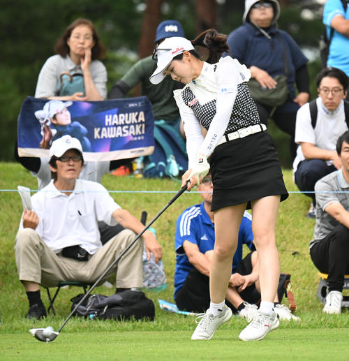 2番、ティーショットを打つ川崎春花（撮影・和賀正仁）