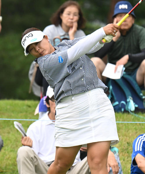 2番、ティーショットを打つ鈴木愛（撮影・和賀正仁）