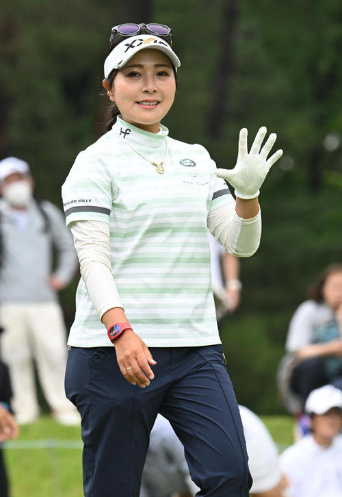 2番、ティーショット後、笑顔で手を振る青木瀬令奈（撮影・和賀正仁）